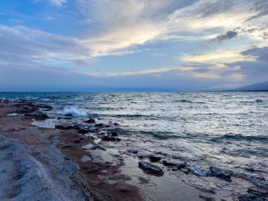 Gölde güneşli bir yaz günü. Kırgızistan, Issyk-Kul Gölü