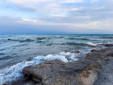 Gölde güneşli bir yaz günü. Kırgızistan, Issyk-Kul Gölü