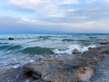 Gölde güneşli bir yaz günü. Kırgızistan, Issyk-Kul Gölü