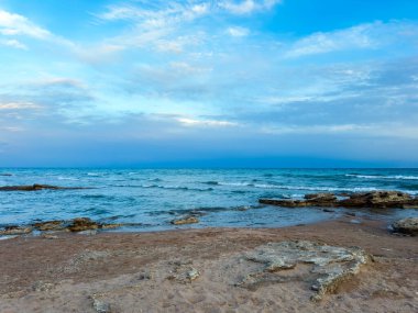 Gölde güneşli bir yaz günü. Kırgızistan, Issyk-Kul Gölü