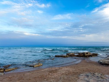 Gölde güneşli bir yaz günü. Kırgızistan, Issyk-Kul Gölü