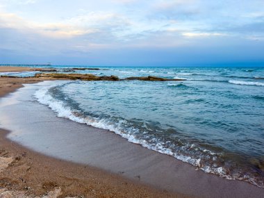Gölde güneşli bir yaz günü. Kırgızistan, Issyk-Kul Gölü