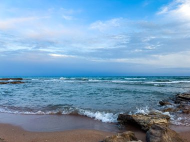 Gölde güneşli bir yaz günü. Kırgızistan, Issyk-Kul Gölü