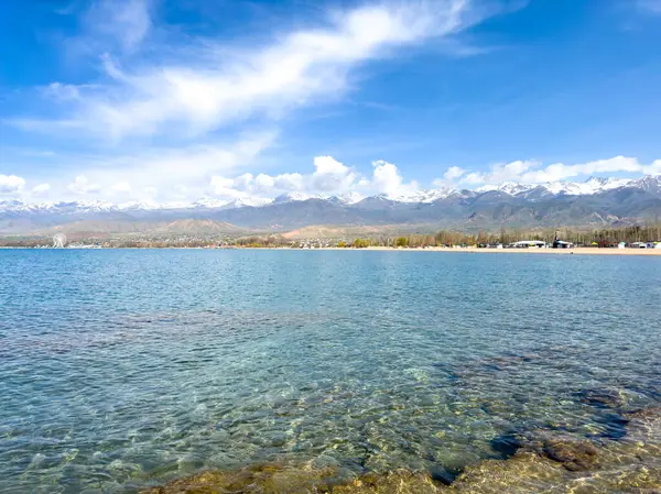 Gölde güneşli bir yaz günü. Kırgızistan, Issyk-Kul Gölü
