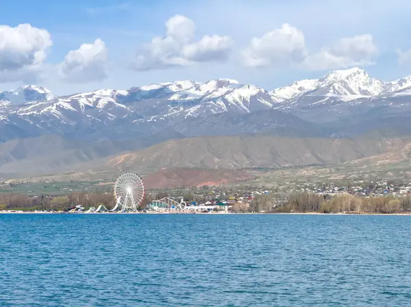 Gölde güneşli bir yaz günü. Kırgızistan, Issyk-Kul Gölü