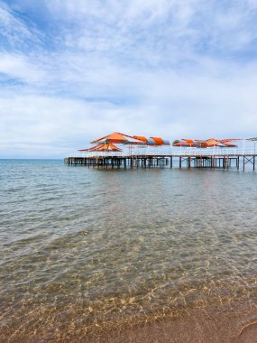 Gölde güneşli bir yaz günü. Kırgızistan, Issyk-Kul Gölü