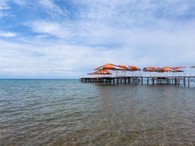 Gölde güneşli bir yaz günü. Kırgızistan, Issyk-Kul Gölü