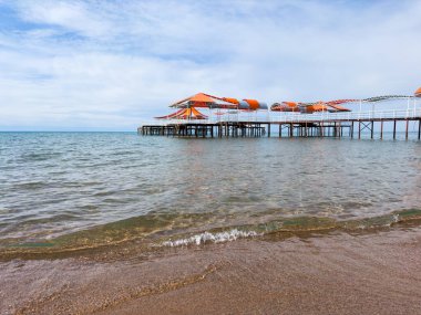 Gölde güneşli bir yaz günü. Kırgızistan, Issyk-Kul Gölü