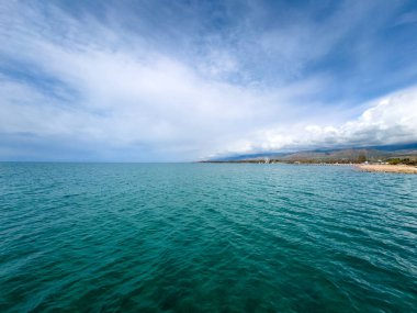 Gölde güneşli bir yaz günü. Kırgızistan, Issyk-Kul Gölü