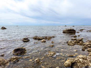 Gölde güneşli bir yaz günü. Kırgızistan, Issyk-Kul Gölü