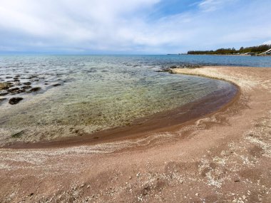 Gölde güneşli bir yaz günü. Kırgızistan, Issyk-Kul Gölü