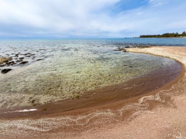 Gölde güneşli bir yaz günü. Kırgızistan, Issyk-Kul Gölü
