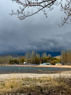 Gölde güneşli bir yaz günü. Kırgızistan, Issyk-Kul Gölü