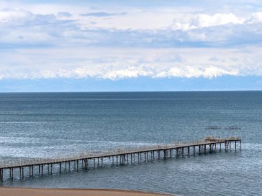 Gölde güneşli bir yaz günü. Kırgızistan, Issyk-Kul Gölü