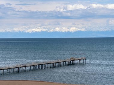 Gölde güneşli bir yaz günü. Kırgızistan, Issyk-Kul Gölü