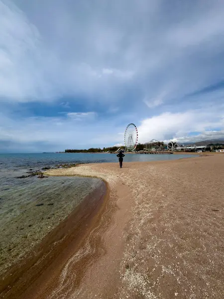 Gölde güneşli bir yaz günü. Kırgızistan, Issyk-Kul Gölü