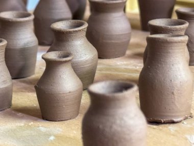Seramik ana sınıfı sırasında yapılmış minyatür kil vazolar. El işçiliğinin ve narin el işçiliğinin güzel bir örneği. Her vazo eşsiz ve özenle hazırlanmış..