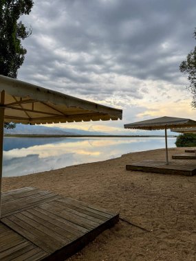 Issyk-Kul Gölü kıyısında ahşap platformları ve tepe örtüleri olan bir sahil. Kırgızistan 'da dinlenmek için sakin ve tenha bir yer..