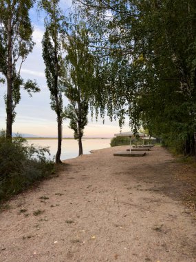 Yeşil vadiler ve görkemli dağlarla çevrili sessiz bir dağ gölü Issyk-Kul. Kırgızistan 'da turizm ve huzurlu dinlenme için mükemmel bir yer.