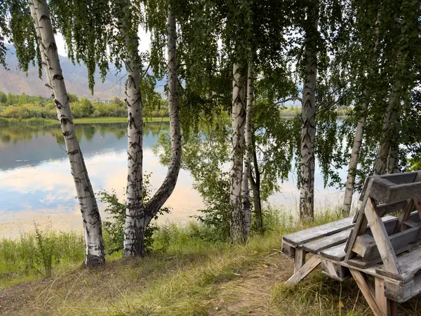 Yeşil vadiler ve görkemli dağlarla çevrili sessiz bir dağ gölü Issyk-Kul. Kırgızistan 'da turizm ve huzurlu dinlenme için mükemmel bir yer.