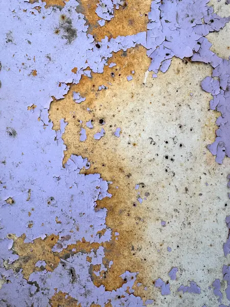 Paslı duvardaki menekşe rengini soymak ve lekeler.