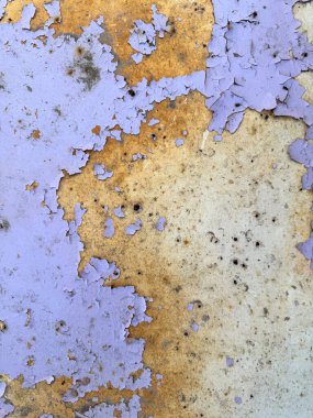 Paslı duvardaki menekşe rengini soymak ve lekeler.