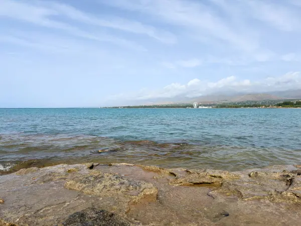Akşam sakin ve pürüzsüz göl yüzeyinde yumuşak bulutların altında.