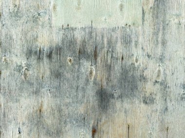 Çiviler ve yaş belirtileriyle yıpranmış eski tahta.