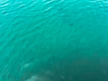 Temiz göl suyu, kumlu zemini gösterir..