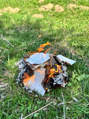 Alevler otları yakarken el yazısıyla yazılmış metinleri içeren defterler.