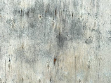 Çiviler ve yaş belirtileriyle yıpranmış eski tahta.