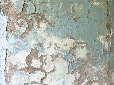 Çatlak ve boyalı eski alçı.