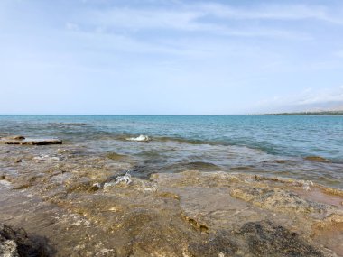 Akşam sakin ve pürüzsüz göl yüzeyinde yumuşak bulutların altında.