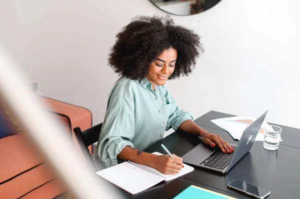 笑顔のような若い多人種の女性は自宅から動作します ノートパソコンの前の自宅のデスクに座っているフリーランスの女性 距離を研究する女子学生 — ストック写真