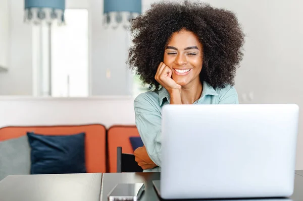 Retrato Una Mujer Afroamericana Usando Portátil Oficina Mujer Emprendedora Feliz —  Fotos de Stock
