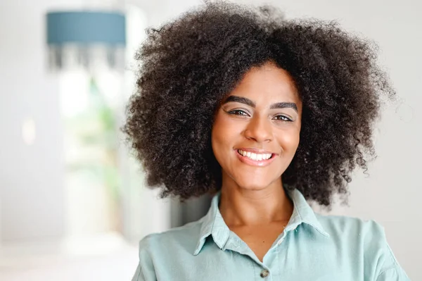 Snímek Hlavy Krásné Usmívající Klidné Afroamerické Mladé Ženy Ležérní Košili — Stock fotografie