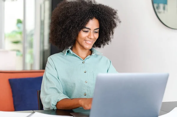 Χαμογελώντας Νέες Χαρούμενες Αφροαμερικανίδες Freelancer Απολαμβάνοντας Απομακρυσμένη Εργασία Χρησιμοποιώντας Laptop — Φωτογραφία Αρχείου
