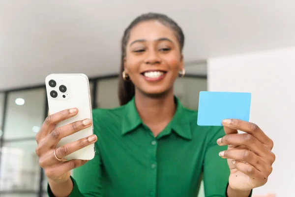 Happy Multiracial Žena Nakupování Line Držení Bankovní Kreditní Karty Smartphone — Stock fotografie