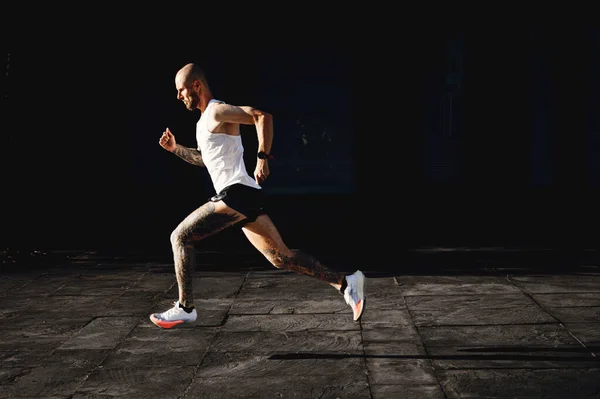 대머리젊은 선수는 마라톤 야외에서 사이드 — 스톡 사진