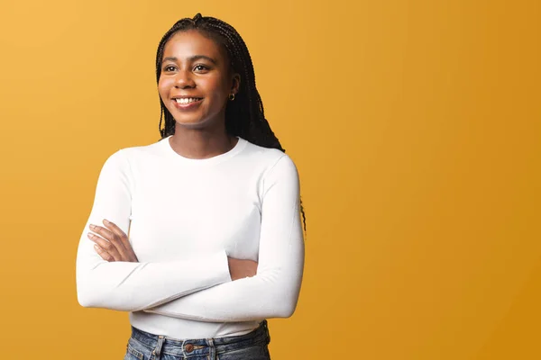 Çok Irklı Bir Kadın Sarı Arka Planda Poz Verirken Kollarını — Stok fotoğraf
