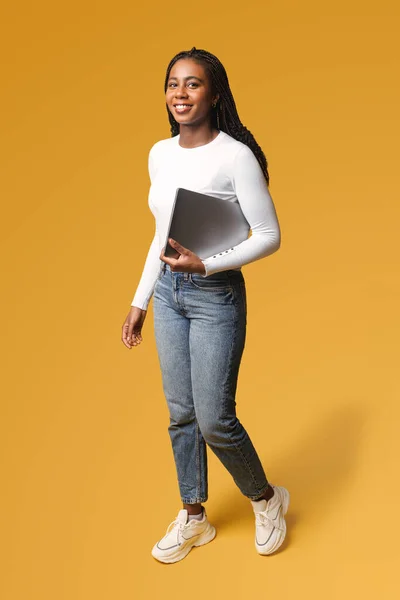 Ung Afroamerikansk Kvinna Med Afro Frisyr Bär Smart Casual Kläder — Stockfoto