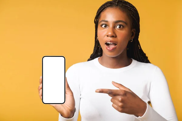 Förvånad Över Förmågan Nya App Smartphone Ung Attraktiv Kvinna Pekar — Stockfoto