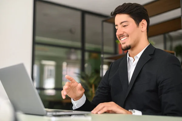 Latin Male Office Employee Talking Video Connection Sitting Desk Modern — Foto Stock