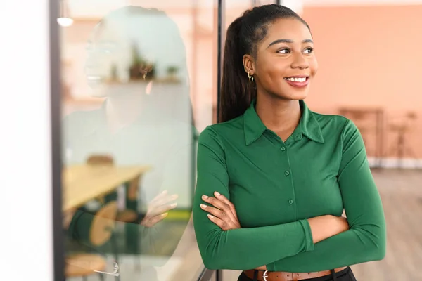 Confident Young Business Woman Standing Arms Crossed Smiling Proud Female — Stock Photo, Image
