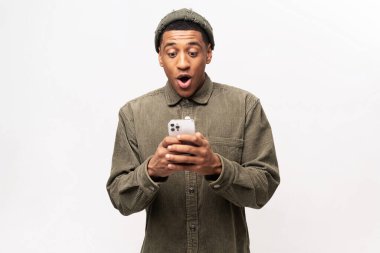 Komik, modacı adam aniden cep telefonundan mesaj okudu ve şok edici, akıllı telefondan inanılmaz haberler verdi. Stüdyo çekimi izole edildi