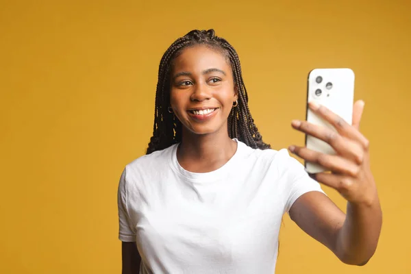 Happy Carefree African American Young Woman Taking Selfie Smartphone Recording — Stock fotografie