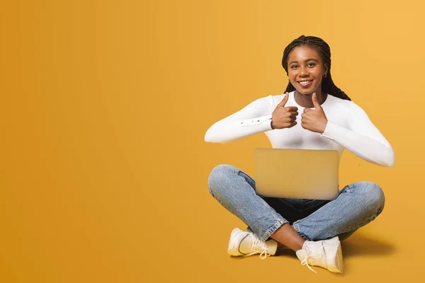 Young African American Woman Wearing Smart Casual Wear Sitting Isolated — Stock fotografie