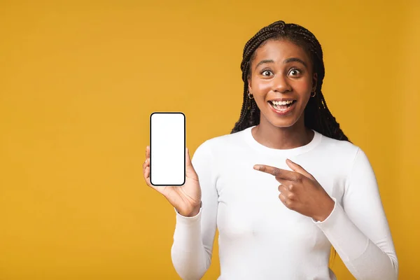 Amazed Multiracial Woman Standing Isolated Yellow Background Pointing Finger Smartphone — Stock fotografie