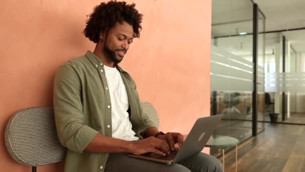 African American Male Employee Freelance Programmer Typing Laptop Office Hallway — Vídeo de stock