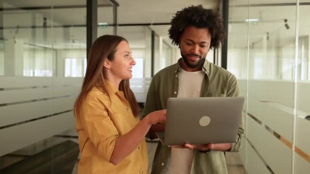 Zwei Junge Glückliche Kollegen Nutzen Laptop Büroflur Und Kommunizieren Während — Stockvideo